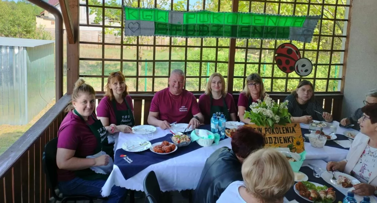 KGW Pokolenia Studzienki realizuje projekt skierowany do seniorów. Dziś inauguracyjne spotkanie przy wspólnym stole (fot. Ewa Hałas) 