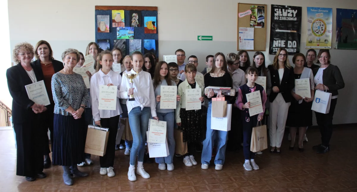 14 uczniów z opiekunami i zaproszeni goście jubileuszowego konkursu Międzyszkolnego Turnieju Mitologicznego fot. Cezary Kucharski