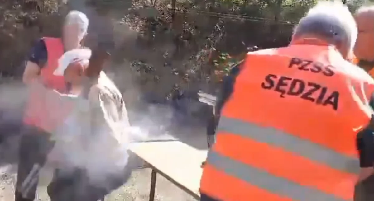 Sędzia, który postrzelił uczestnika wydarzenia na strzelnicy w Godawach, miał na sobie kamizelkę  z napisem PZSS, czyli Polski Związek Strzelectwa Sportowego. Rzeczywiście - bydgoski klub posiadał licencję uprawniającą do udziału we współzawodnictwie w sporcie strzeleckim w dyscyplinach: pistolet, karabin, strzelba gładkolufowa. PZSS nie wziął jednak odpowiedzialności za to, co stało się na strzelnicy. Nie były to bowiem zawody wpisane w jego kalendarz, a wewnętrzna impreza.  fot. z platformy X