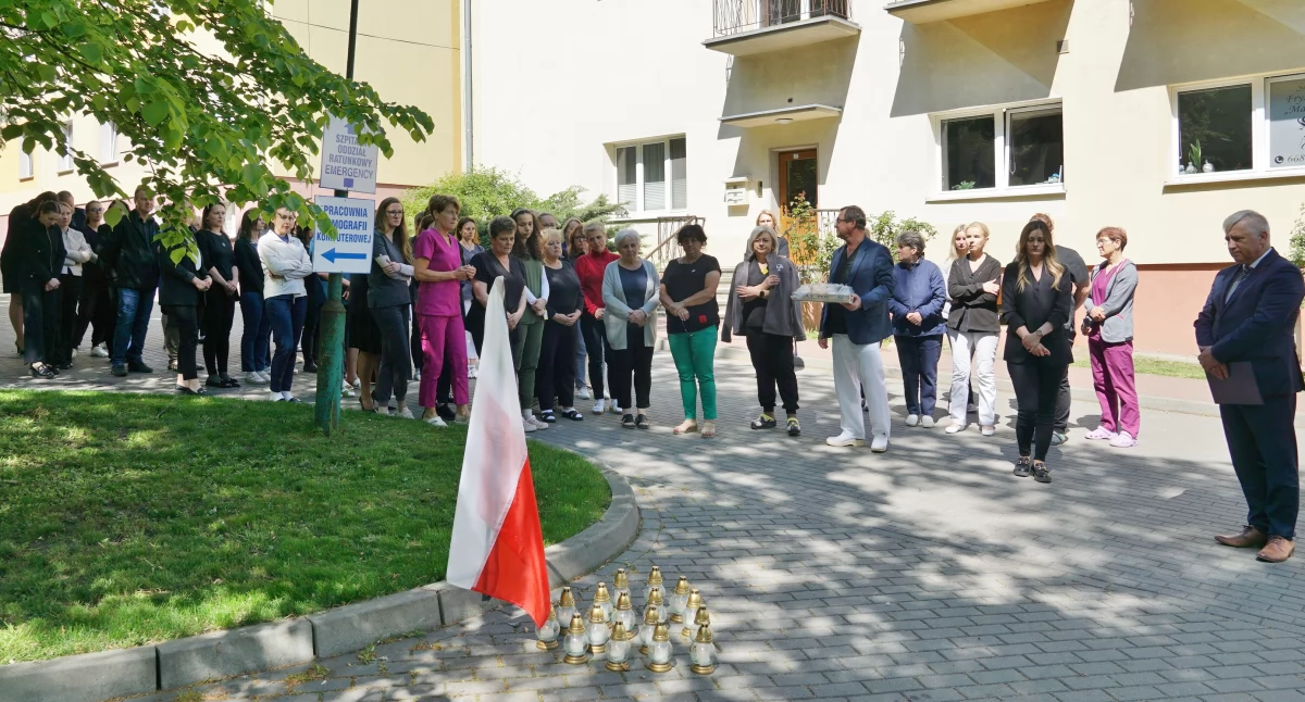Cichy protest przeciwko nienawiści w żnińskim szpitalu fot. Karol Gapiński