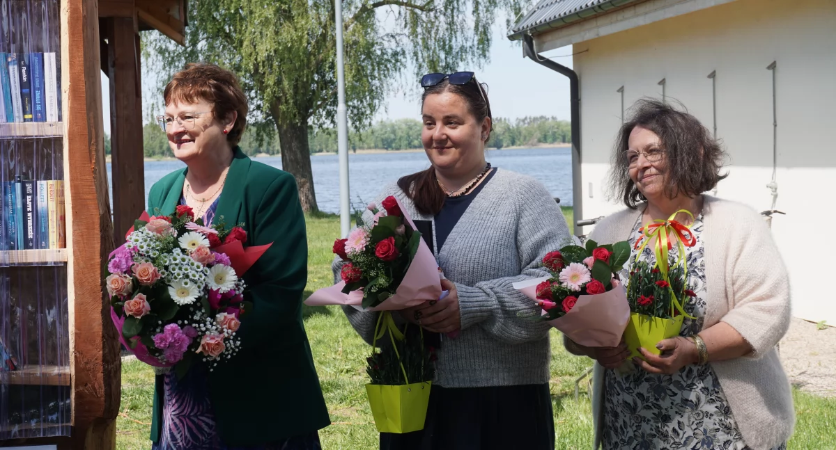 Oryginalna witryna z książkami w kształcie łodzi stanęła nieopodal Jeziora Rogowskiego fot. Justyna Kulpińska