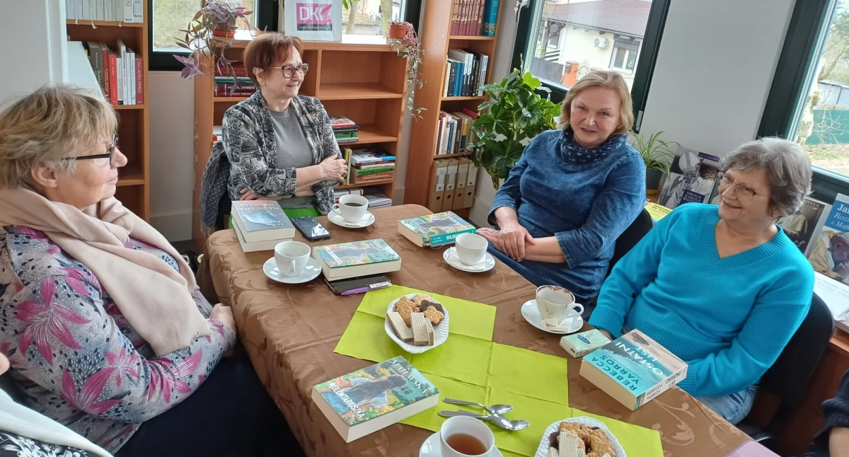 Klub dyskusyjny przy bibliotece w Kcyni. Kolejne spotkanie 12 maja w poniedziałek (fot. powierzone przez GCKiB) 
