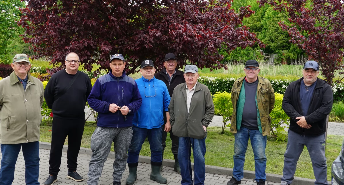 Uczestnicy drugich w sezonie zawodów w Barcinie wraz z prezesem, który pełnił rolę sędziego fot. Karol Gapiński