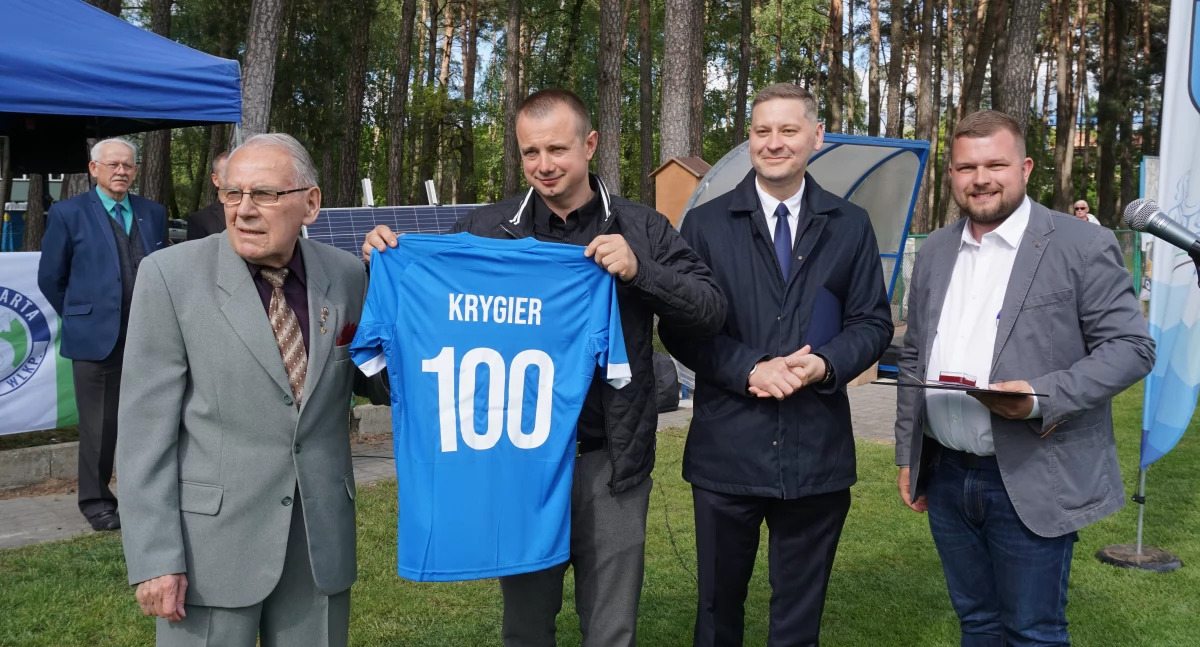 Włodzisław Krygier (pierwszy od lewej) został uhonorowany odznaczeniem państwowym, a także doceniony przez klub listem gratulacyjnym oraz pamiątkową koszulką z symbolicznym numerem fot. Justyna Kulpińska