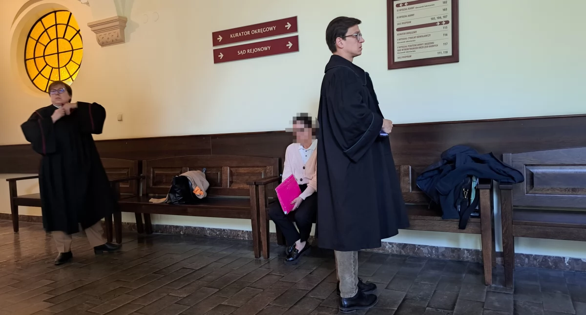 Tuż przed wejściem na salę rozpraw pełnomocnik oskarżonej i pani prokurator wkładają togi. W środku siedzi Anna N. fot. Karol Gapiński