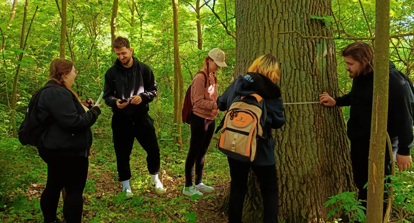 Pod czujnym okiem profesor Marii Górskiej-Zabielskiej z kieleckiego uniwersytetu, grupa studentów przez kilka dni badała park fot. Dorota Kapłońska