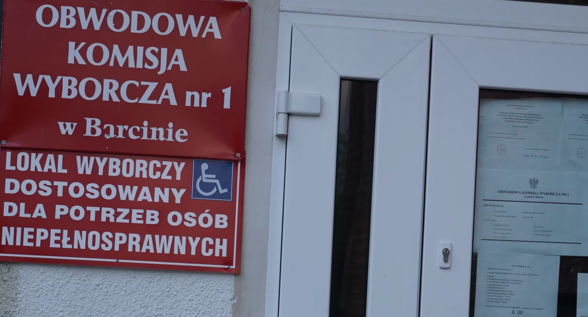 Polityka, podatki, decyzje • , Barcinie Trzaskowski blisko więcej Nawrocki - zdjęcie, fotografia