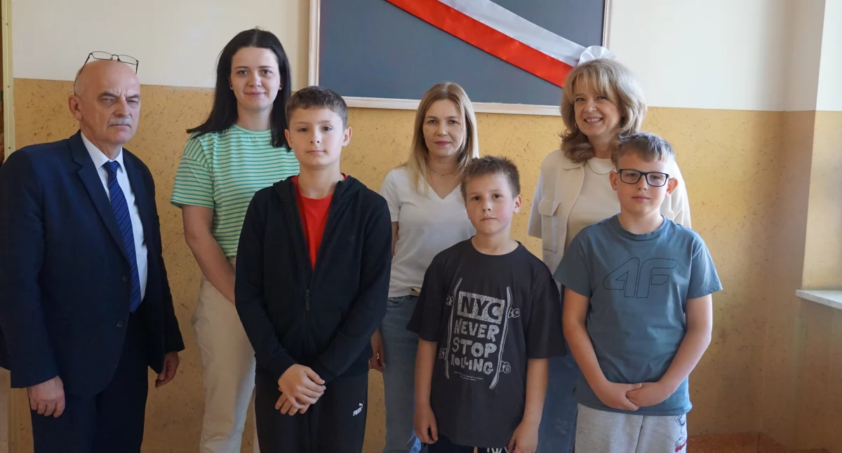 Laureaci wyróżnień wraz ze swoimi nauczycielkami i dyrektorem szkoły Jackiem Otto fot. Karol Gapiński