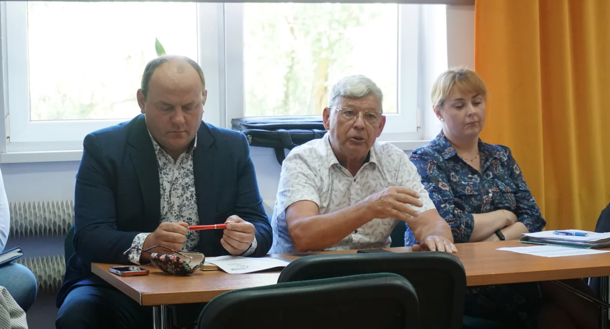 Radny Wojciech Czerwiński (w środku) ocenił, że rada nie powinna pochopnie zablokować inwestycji, dzięki której mogłaby się rozwinąć, fot. Justyna Kulpińska