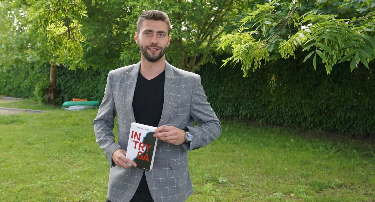 Michał Margas ze Żnina z autorskim egzemplarzem swojej pierwszej powieści. W otwartej sprzedaży książka pojawi się 4 czerwca fot. Karol Gapiński