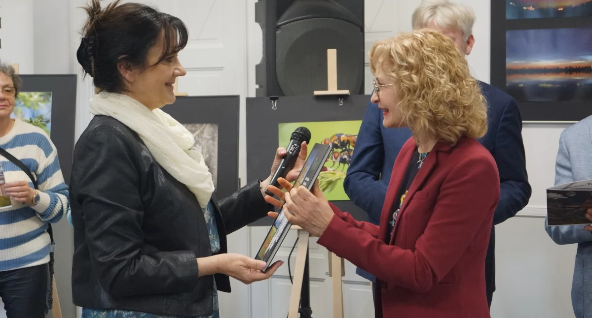 Dyrektor Ilona Kurdelska otrzymała najnowszy album z pracami członków grupy Flesz (zdjęcia Ewa Hałas) 