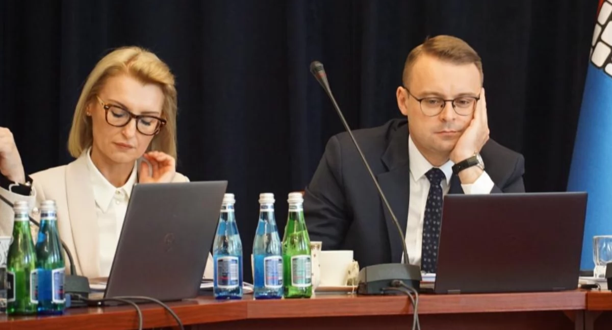 Wiceburmistrz Żnina Olga Berdysz i burmistrz Łukasz Kwiatkowski wysłuchują krytyki swych działań; fot. Karol Gapiński