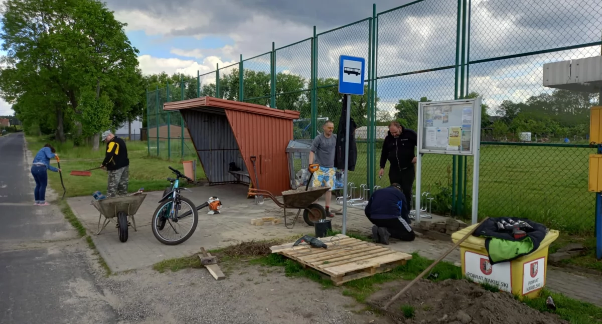 Mieszkańcy Smoguleckiej Wsi przygotowali miejsce na stojaki do rowerów, zadbali przy tym o estetykę miejscowości (fot. powierzone przez KGW Smogulecka Wieś) 