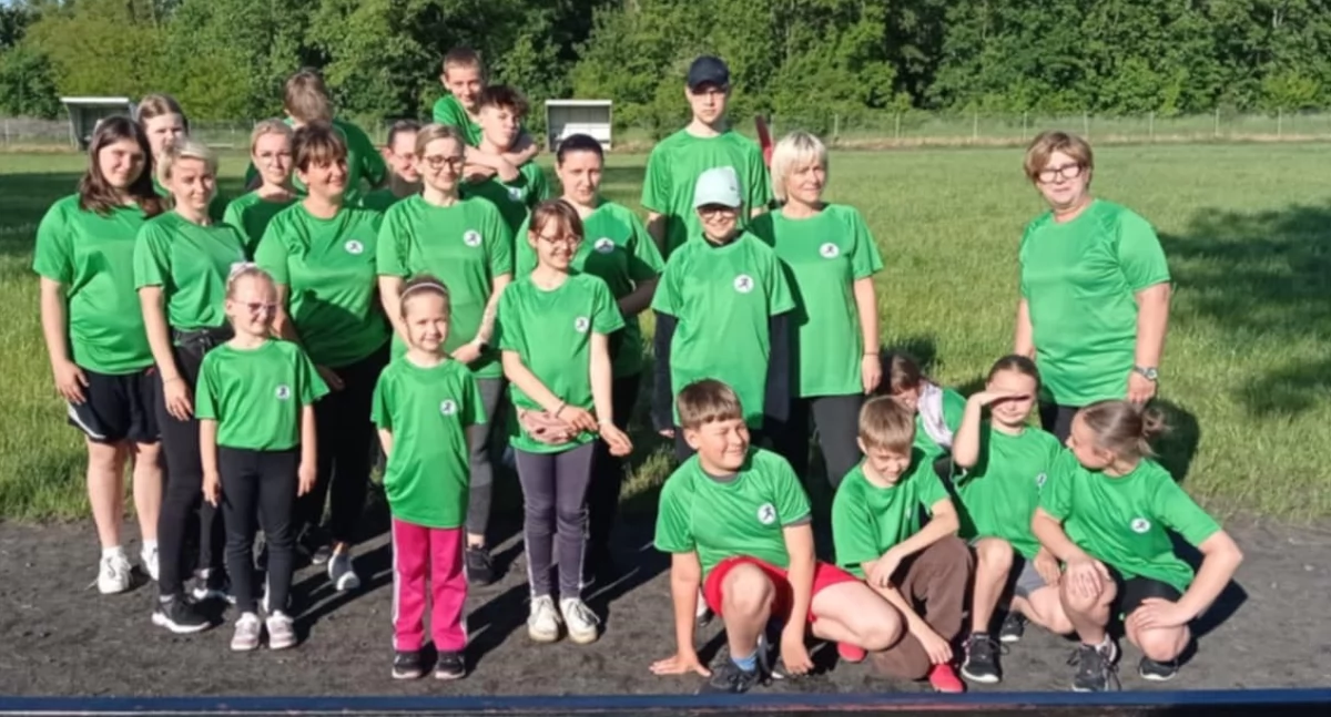 Przez cały maj mieszkańcy sołectwa Dziewierzewo biegają Test Coopera po stadionie. Najlepsi zostaną nagrodzeni (zdjęcia powierzone Maria Łyszczarz) 