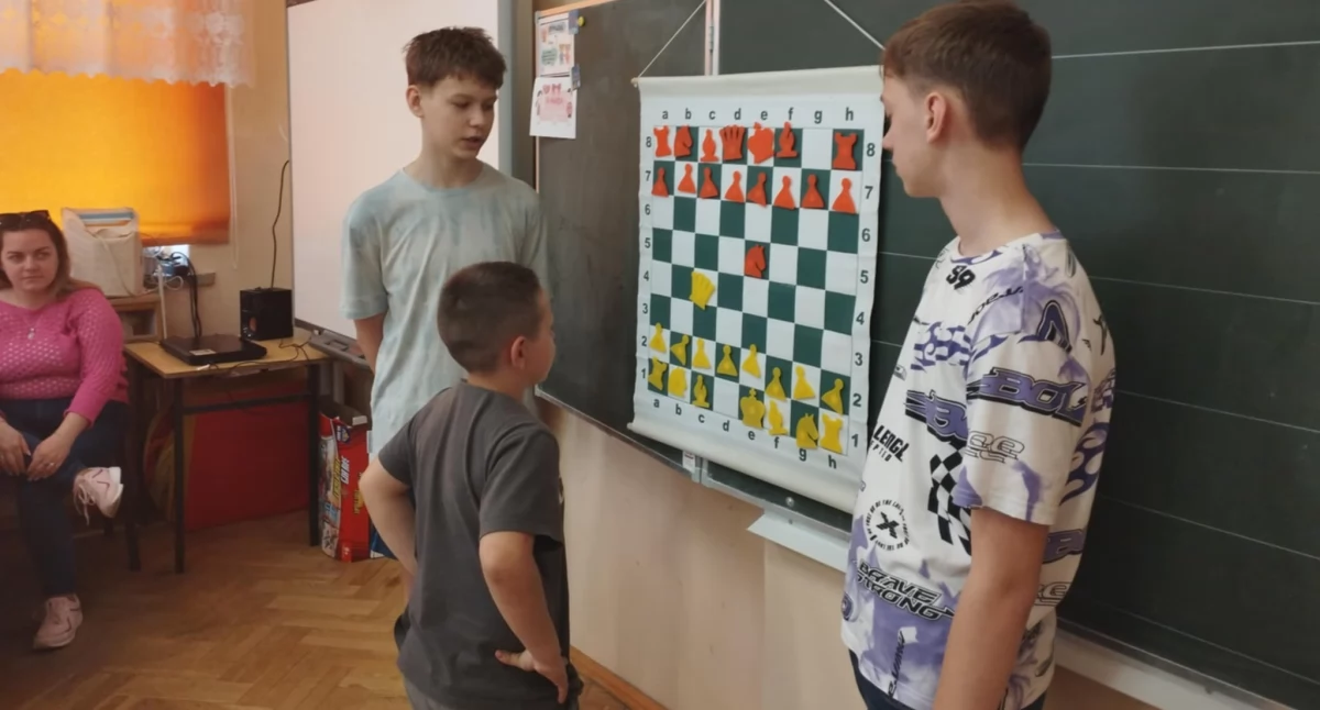 Pierwszy etap szkoleniowy w zakresie gry w szachy (zdjęcia powierzone Stowarzyszenie Aktywne Mycielewo) 