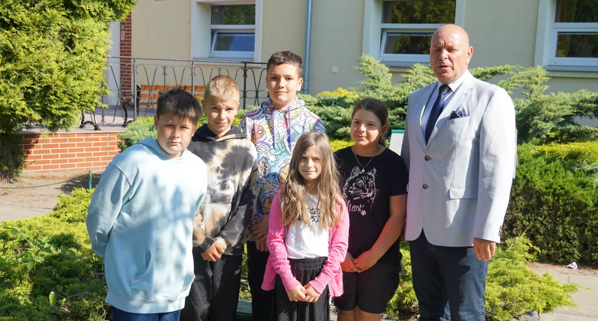 Wyróżnieni w międzynarodowym kangurze uczniowie jedynki wraz z dyrektorem Markiem Orzechowskim. Na zdjęciu brakuje tylko Tymoteusza Ślęzaka i Aleksandry Delekty. fot. Karol Gapiński