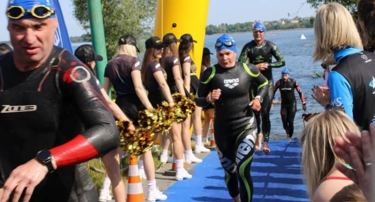 Dzięki słonecznej i ciepłej aurze po etapie pływackim Enea Żnin Triathlon w 2023 roku zawodnicy od razu mogli rozpocząć ściganie się na rowerach fot. Martyna Nowicka