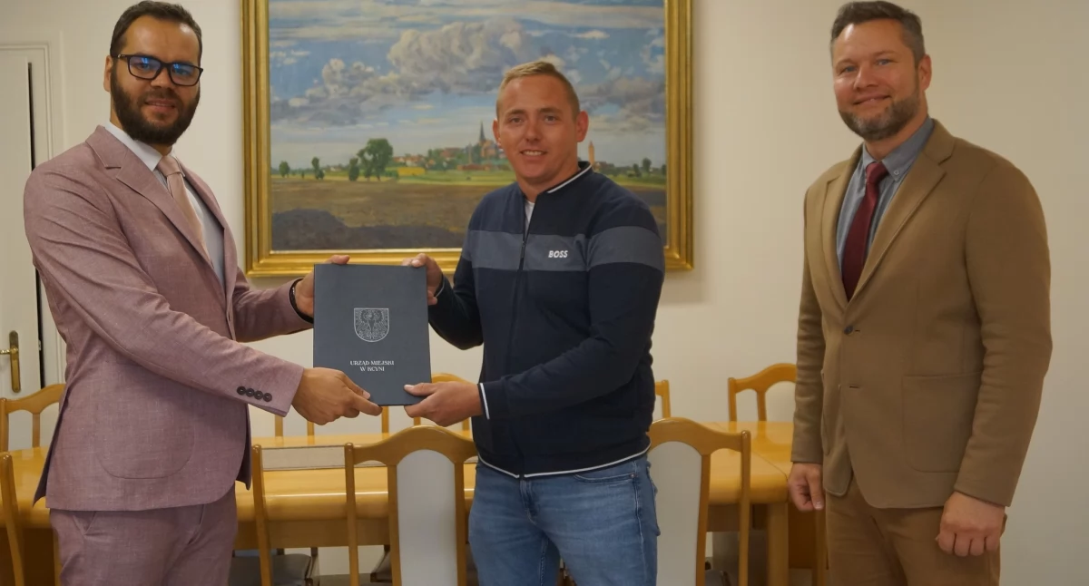 W ratuszu w Kcyni podpisana została umowa na inwestycję polegającą na kompleksowej przebudowy świetlicy w Studzienkach fot. Anna Duda Nowicka