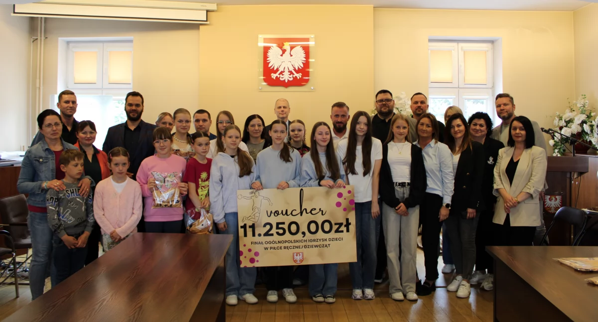 Zawodniczki i dumni rodzice na spotkaniu z włodarzami gminy. Przed nimi wyjazd na mistrzostwa Polski (fot. Ewa Hałas) 