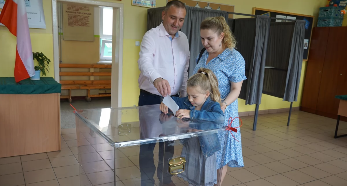 Głosujący w komisji obwodowej nr 9, która mieściła się w Szkole Podstawowej nr 1 w Żninie fot. Karol Gapiński