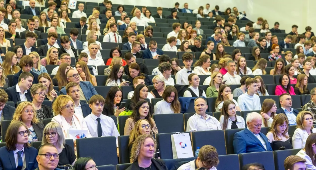 Symboliczne wręczenie stypendiów odbyło się w auli UMK fot. Szymon Zdziebło