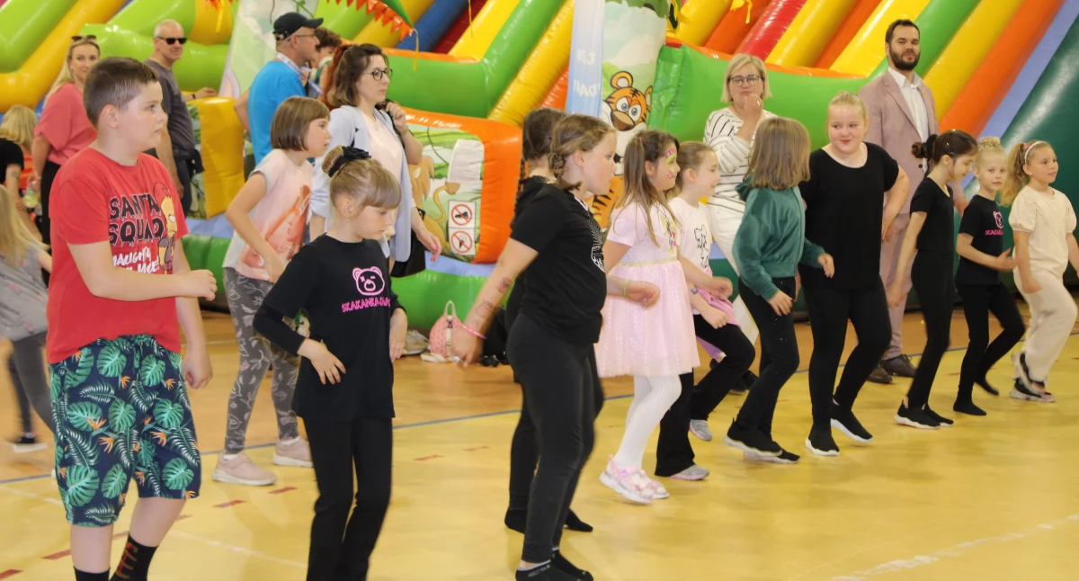 Gminny Dzień Dziecka na sali sportowej w Kcyni (fot. Ewa Hałas)
