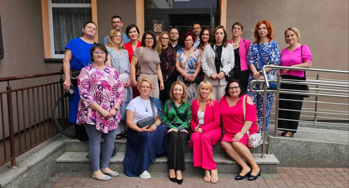 Uczestnicy zjazdu klasowego absolwentów Liceum Ekonomicznego w 25-lecie matury przy wejściu do dawnej szkoły fot. archiwum klasowe