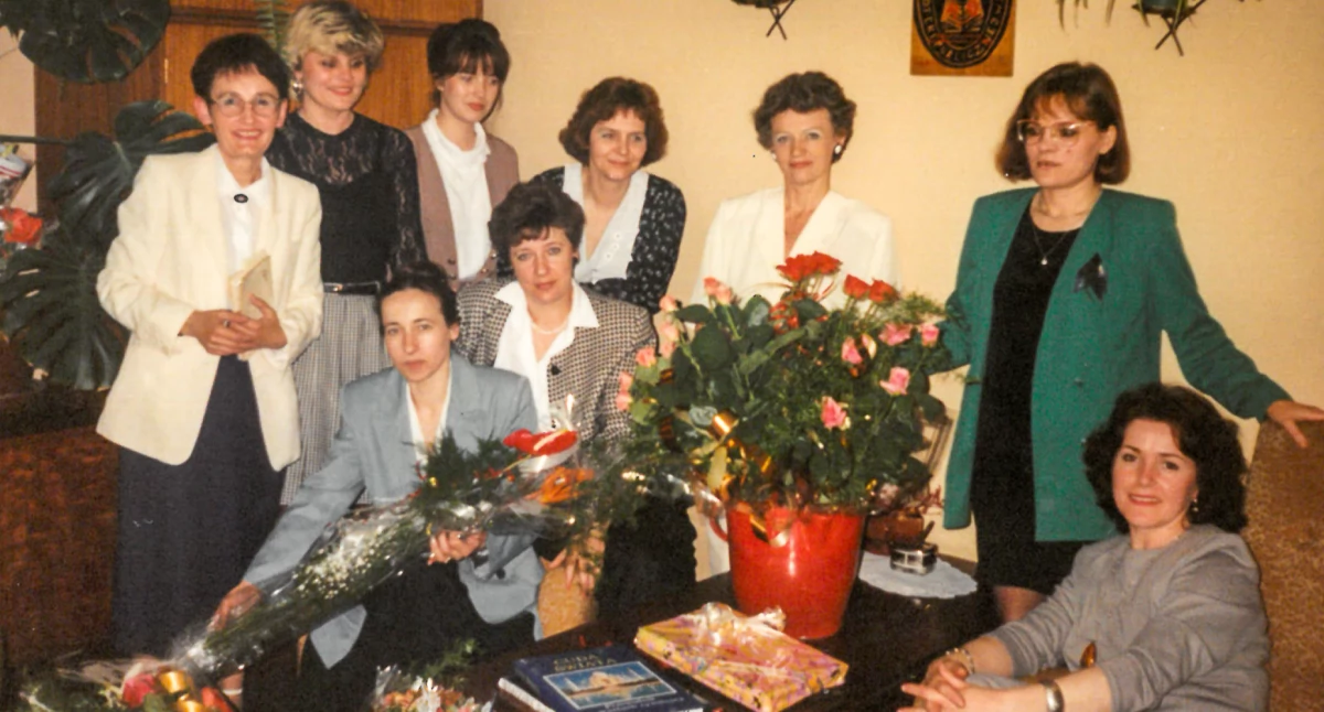 Pracownice biblioteki w Żninie w latach 90. Stoją od lewej: Krystyna Wałecka, Beata Brzykca, Ewa Malak, Halina Jarzembowska, Elżbieta Wolniewicz, Krystyna Lachowicz. Siedzą od lewej: Jadwiga Jelinek, Ewelina Kromrych, Irena Potulna. fot. z archiwum Jadwigi Jelinek