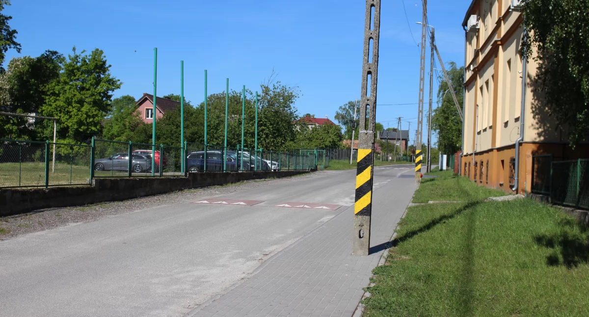 To tu - między chodnikiem i jezdnią - miałyby być barierki. Po lewej - boisko gdzie parkują ci, którzy zatrzymują się na dłużej. fot. Cezary Kucharski