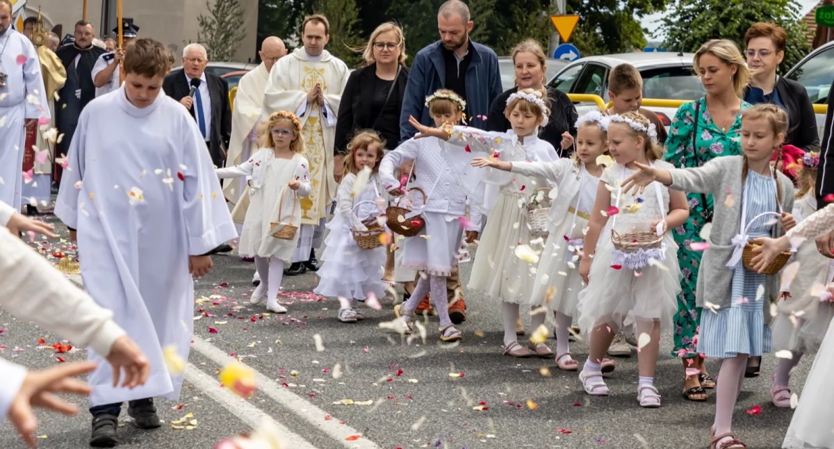 Tradycyjna procesja ulicami miasta z fary do kcyńskiego klasztoru fot. Ewa Hałas