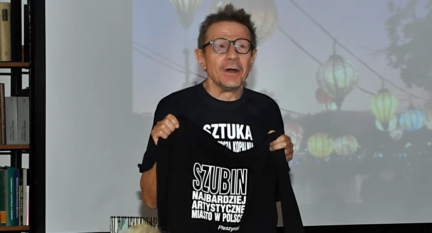 Grzegorz Pleszyński w szubińskiej bibliotece fot. Piotr Bembenek