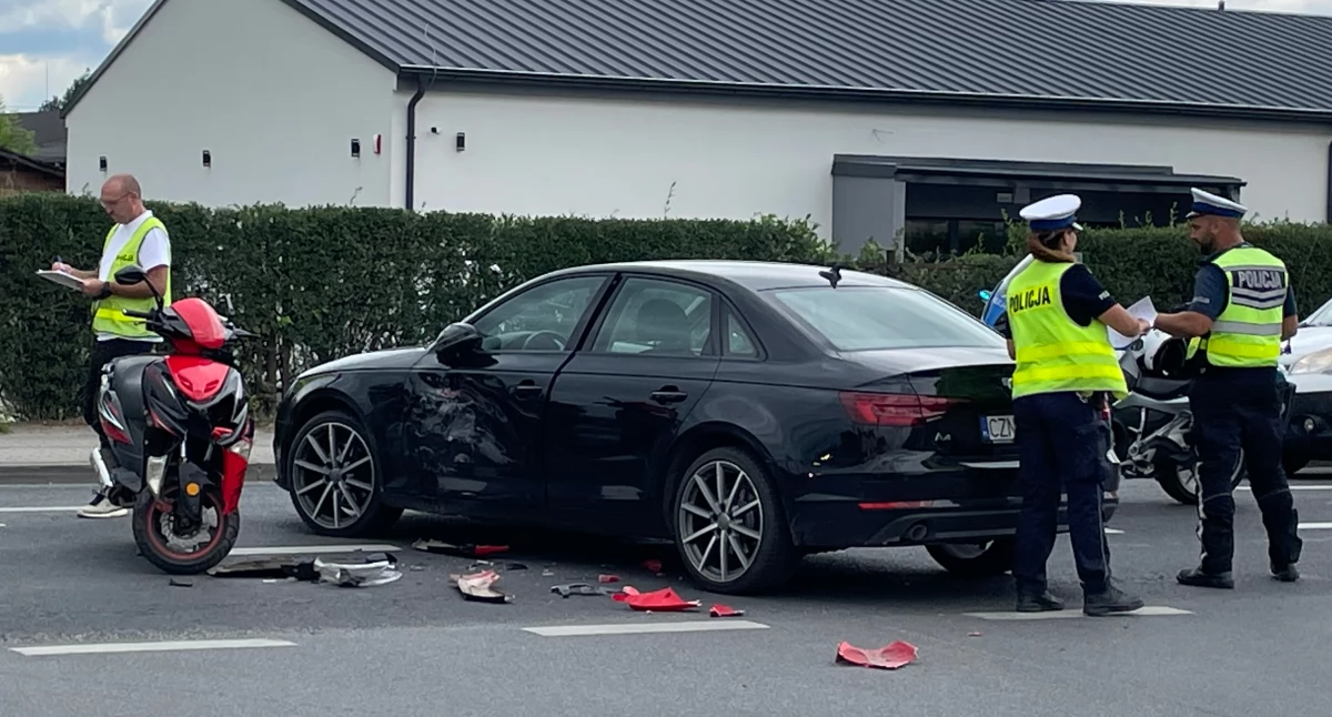 14.15, policja sporządza dokumentację zderzenia motoru z audi, fot. Dominik Księski 