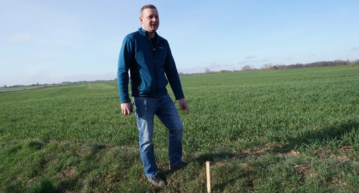 Marcin Wysocki jest jednym z rolników, na którego polu bezprawnie rozpoczęto budowę ścieżki rowerowej fot. Justyna Kulpińska