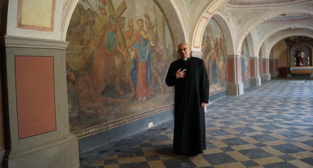 Ksiądz kanonik Michał Kostecki i kcyńska kalwaria, która staraniami proboszcza po wielu latach przeszła kompleksową rewitalizację fot. Ewa Hałas