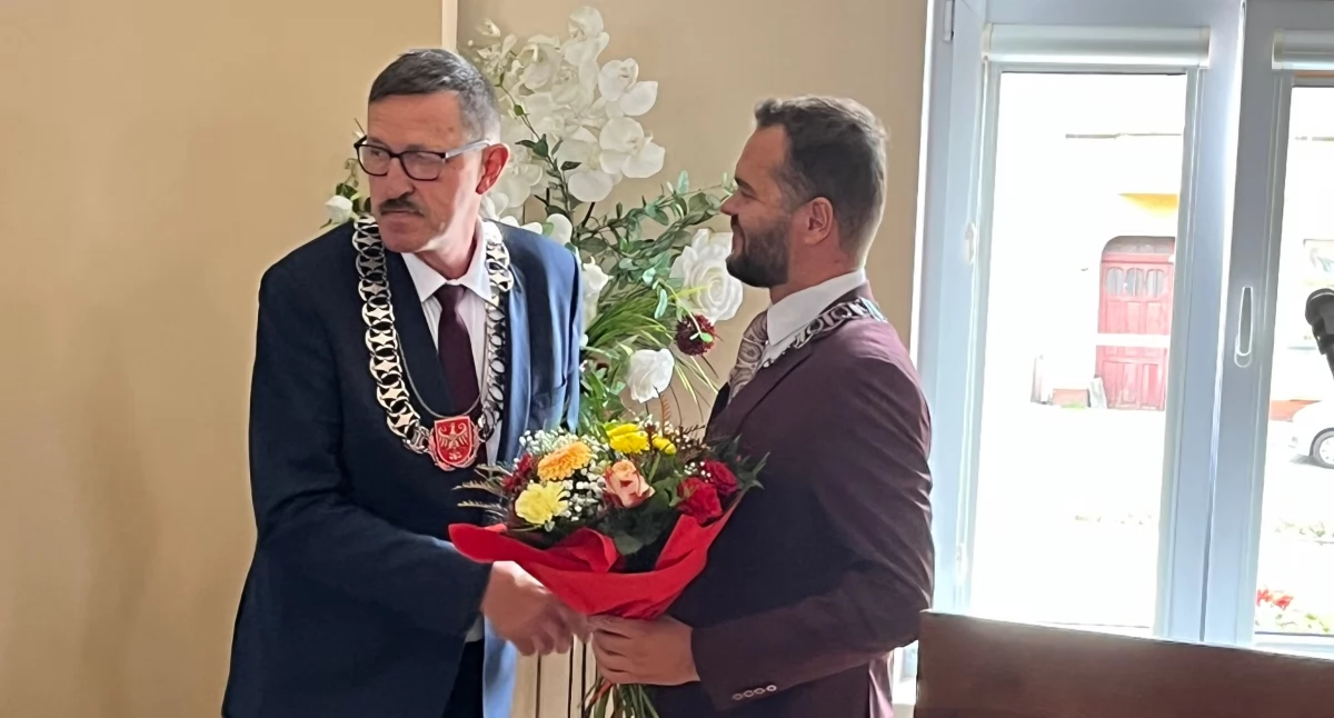 Przewodniczący Zbigniew Witczak pogratulował burmistrzowi absolutorium i wotum zaufania. fot. Cezary Kucharski
