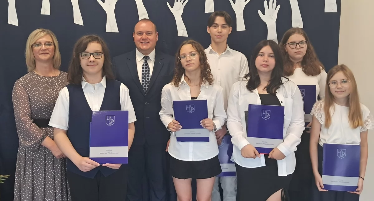 26 i 27 czerwca burmistrz Janowca Wlkp. Leszek Grzeczka oraz jego zastępca Michał Werkowski wręczali stypendia najlepszym uczniom szkół podstawowych. Na zdjęciu stypendyści SP w Świątkowie fot. z arch. SP w Świątkowie