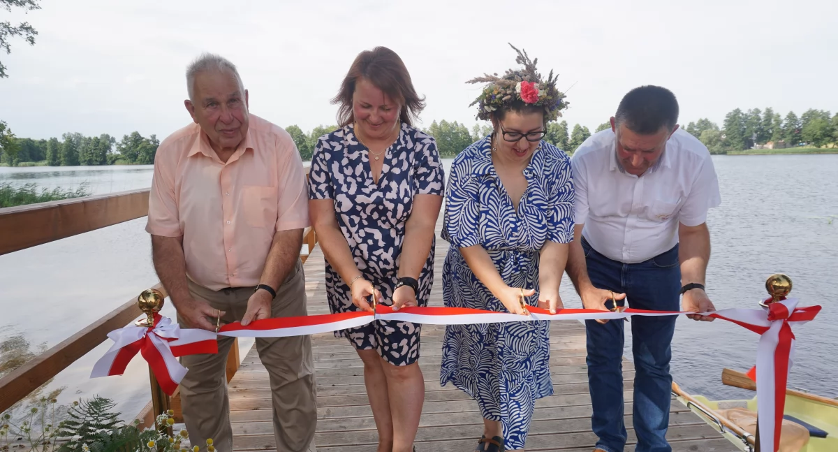 Przecięcia wstęgi dokonali: (od lewej) Marian Kowalewski, Magdalena Mikuła-Zachaś, Julita Marciniak i wójt Tomasz Michalczak fot. Justyna Kulpińska
