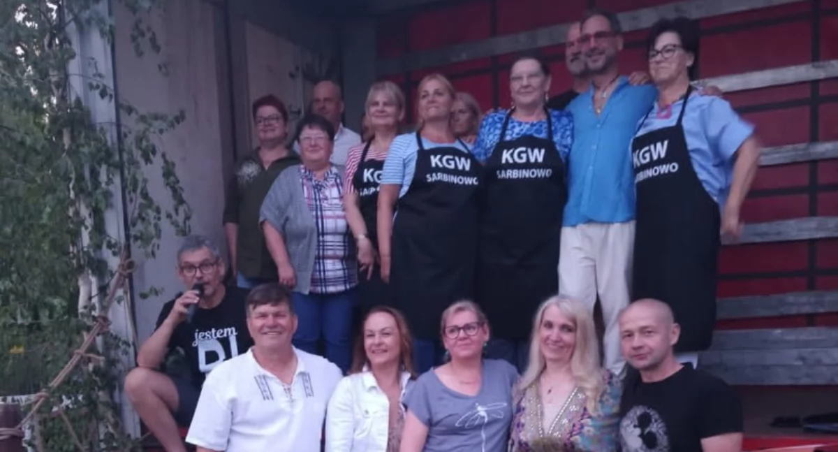 Organizatorzy Biesiady z KGW Sarbinowo na zdjęciu z muzycznymi gośćmi tego wydarzenia fot. z archiwum KGW Sarbinowo