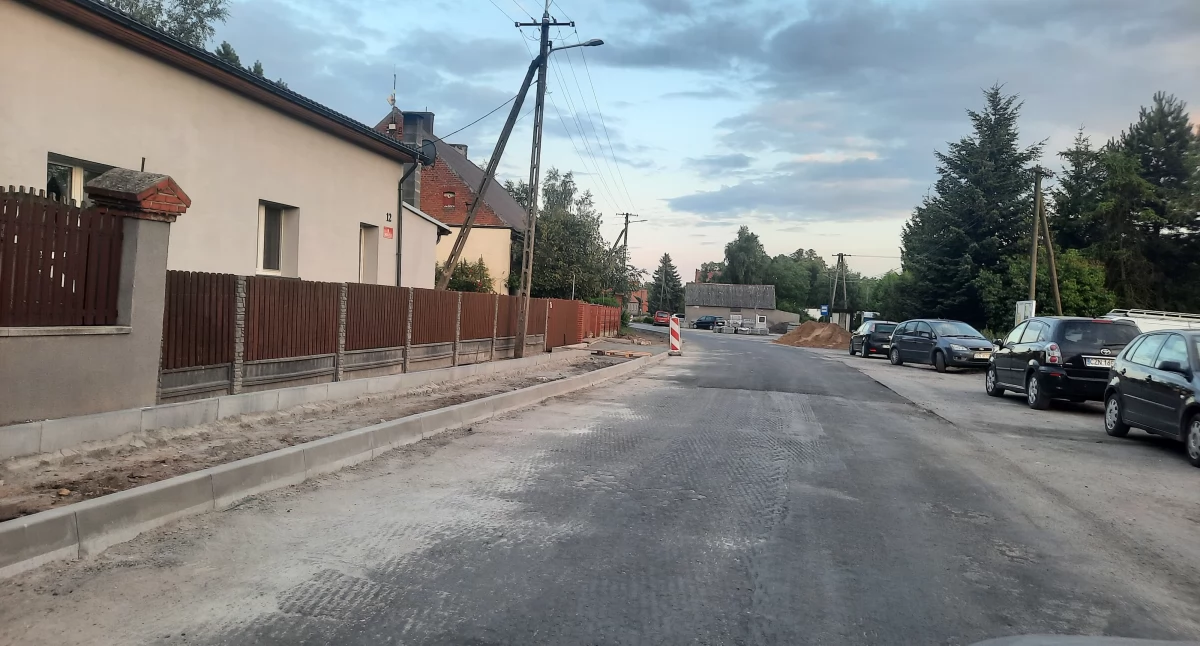 W ramach zadania w Juncewie powstaje chodnik oraz modernizowana jest nawierzchnia drogi powiatowej nr 1941C Górki Zagajne - Juncewo - Żerniki na odcinku od Juncewa do Żernik, z wyłączeniem wyremontowanego wcześniej odcinka drogi w Obiecanowie fot. Justyna Kulpińska