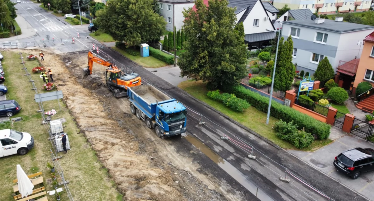 W pierwszym etapie zamknięty jest wjazd na ul. Pakoską od skrzyżowania na Rydzku. Można wjeżdżać na tę ulicę od obwodnicy miasta. Możliwy jest z tamtego kierunku wjazd i wyjazd również z pętli autobusowej przy przystanku oraz na parking przy sklepie Netto fot. z archiwum ZDW w Bydgoszczy