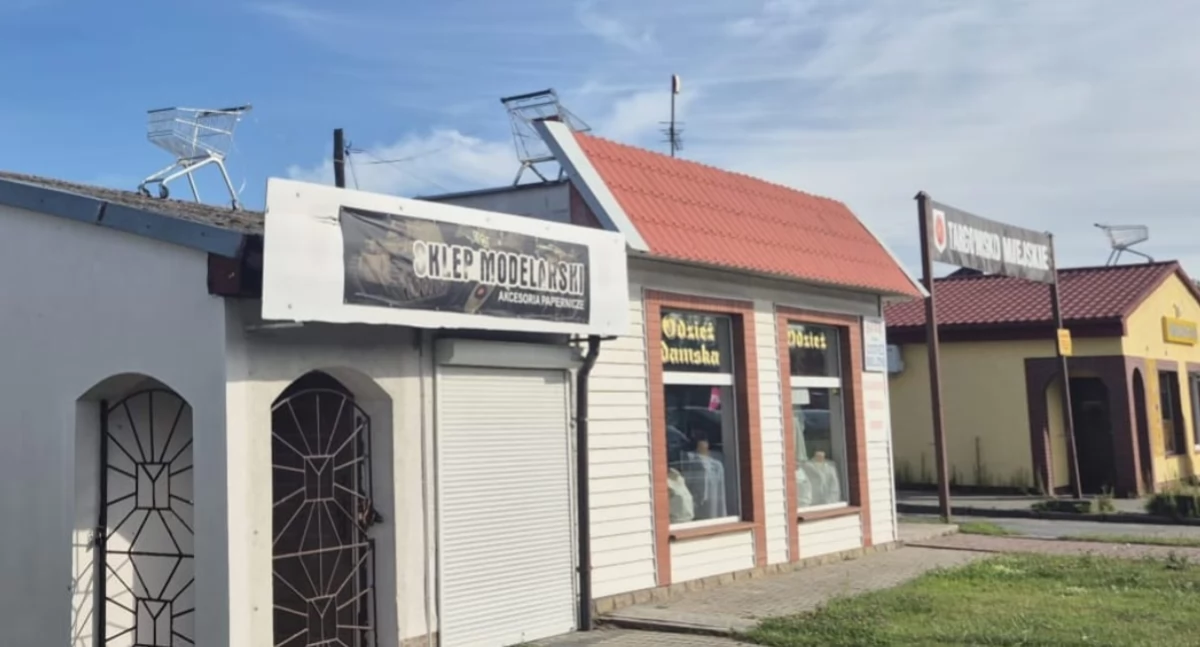 Na tym zdjęciu widać 3 z 5 ujawnionych w czwartek rano koszyków sklepowych na dachach butików w Barcinie. Dzień wcześniej ujawniono 1 taki wózek na dachu. fot. nadesłane