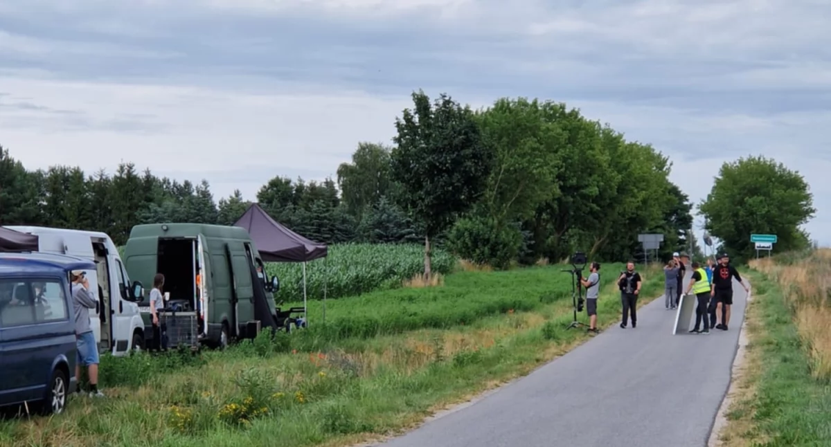 Sceny do filmu kręcone były w środę wieczorem w Rzemieniewicach, gmina Kcynia (fot. źródło UM Kcynia) 
