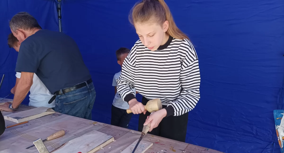 Zajęcia z rzeźby z Piotrem Wolińskim (fot. powierzone Centrum Kultury w Kcyni) 