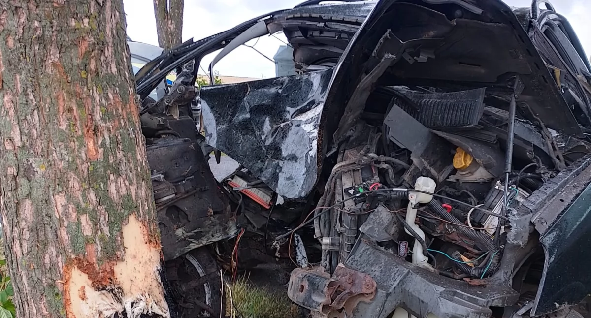 Ford Galaxy po wypadku i wydostaniu poszkodowanych fot. z archiwum KP PSP w Żninie