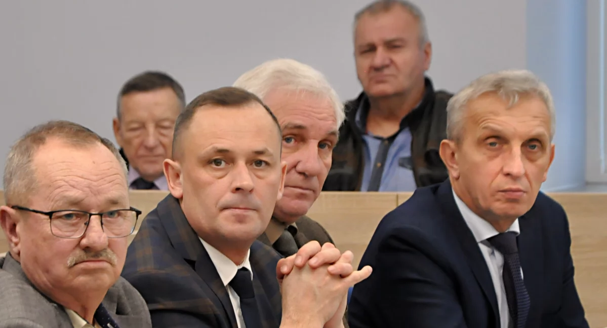 Radny Stanisław Wypych (trzeci z lewej na pierwszym planie) czuje się obrażony wpisami na Facebooku. fot. Piotr Bembenek