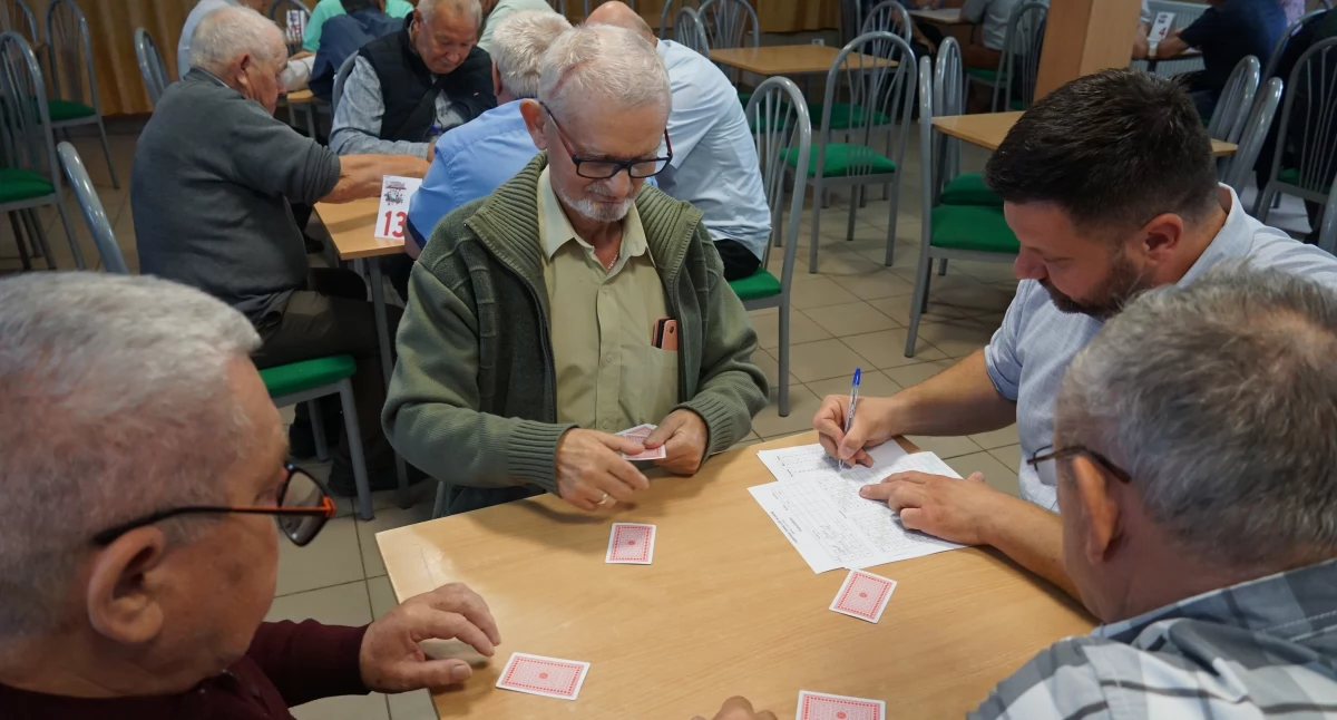 Rozegrano pięć rund. Żeby wyłonić zwycięzców, trzeba było spędzić kilka godzin przy karcianych stolikach fot. Karol Gapiński