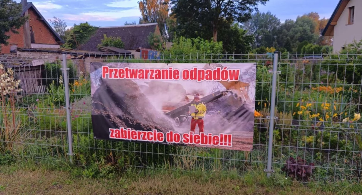 Baner informujący o braku zgody mieszkańców Pturka na przetwarzanie odpadów fot. Dorota Kapłońska
