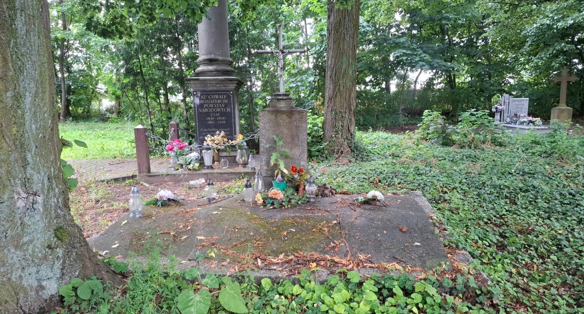 Na pierwszym planie - grób powstańca, jego córki i wnuka, na drugim planie - obelisk wzniesiony około 1870 r. fot. Marta Jurczak