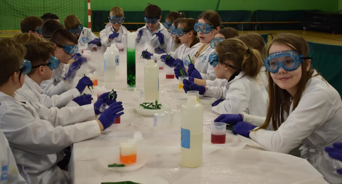 Obchody 70. rocznicy śmierci Jana Czochralskiego warsztaty i pokazy - dla uczniów młodszych klas warsztaty chemiczne z firmą Chemical World fot. Ewa Hałas