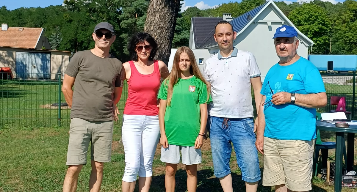 Zwycięzcy dwóch turniejów w towarzystwie organizatora Kazimierza Krzywdzińskiego (czwarty z lewej) fot. UKB Szubin